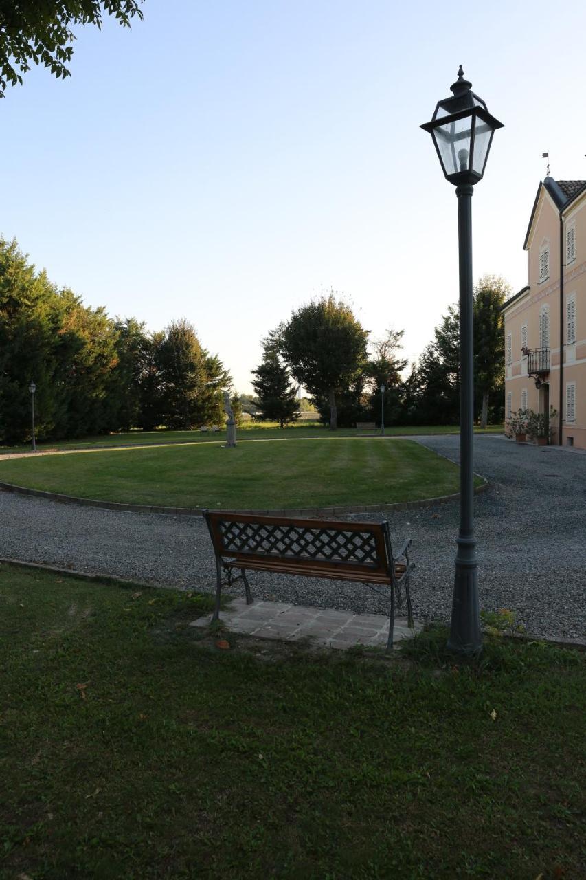 Villa Meli Lupi - Residenze Temporanee Parma Buitenkant foto